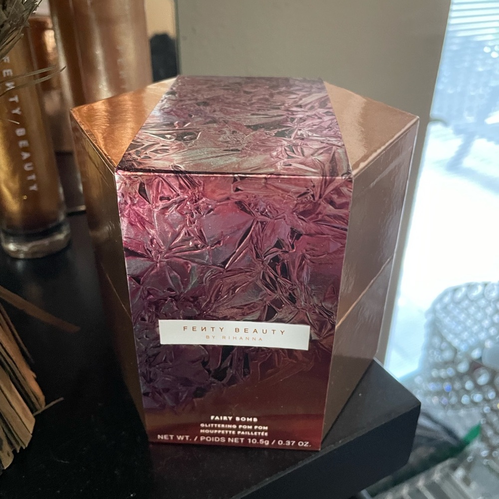 Fenty Beauty by Rihanna Fairy Bomb Glittering Pom Pom